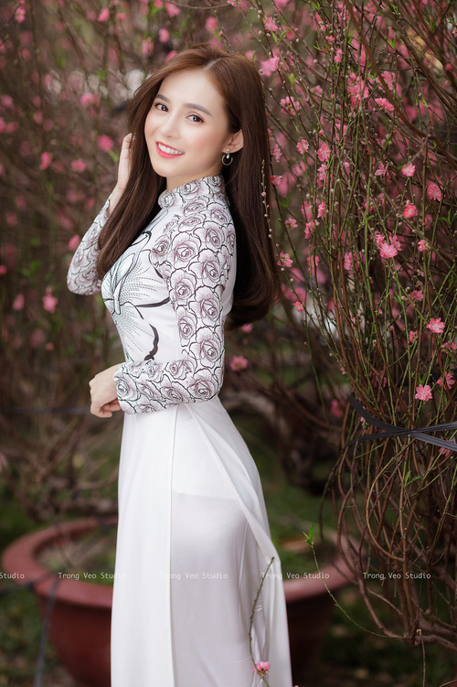 “东桃花岛缆绳滑水赛：水面上的速度与技术比拼”