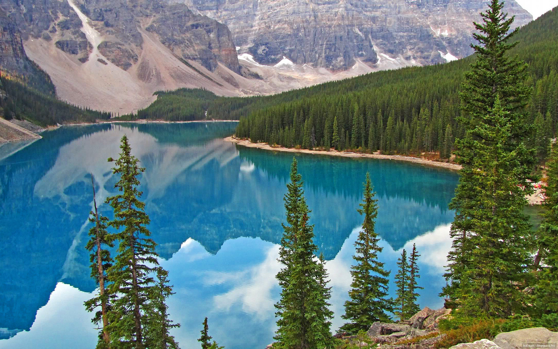 仰泳赛场吉尔吉斯斯坦选手节奏稳定,公路碎石国家标准